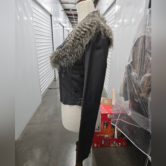 Romeo & Juliet Couture Black Faux Leather Moto Jacket W/ Faux Fur Collar Sz Smal - Picture 2 of 9
